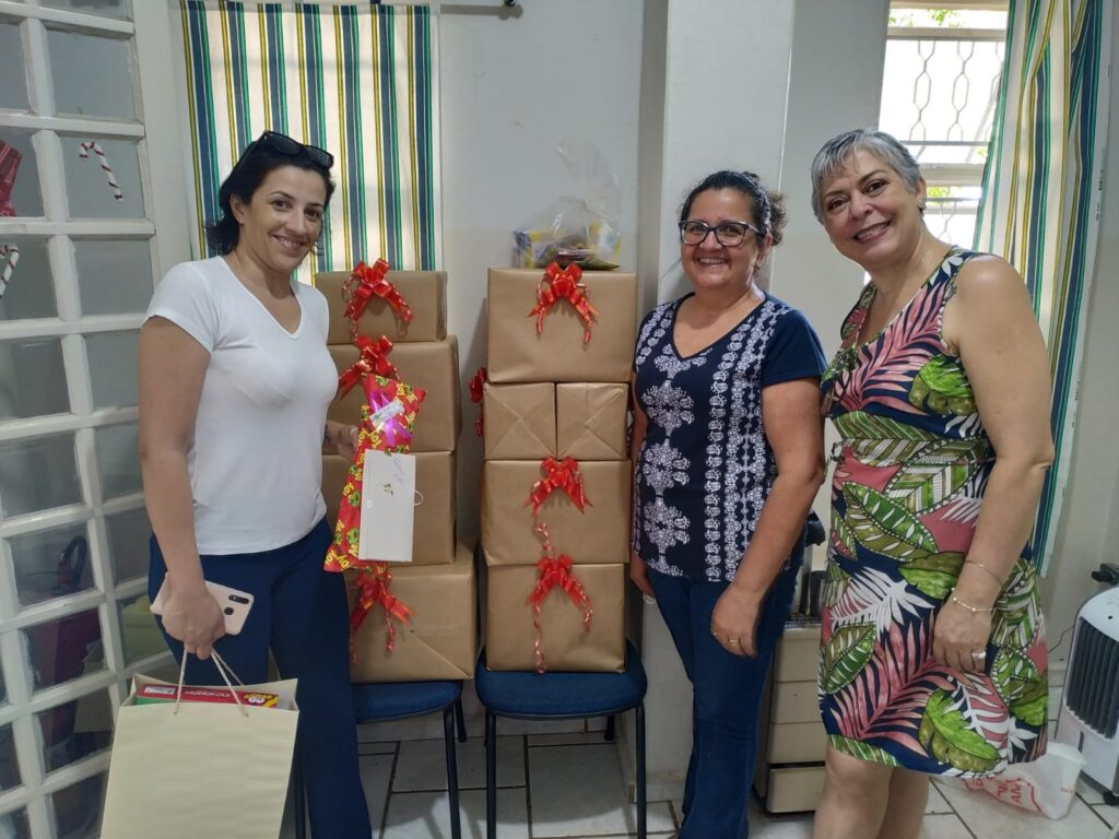 Escolas Joaquim Marques de Souza e Júlio Fernandes Colino realizam projeto "Ação de Amor" para pacientes em tratamento no Instituto do Câncer de Três Lagoas 3